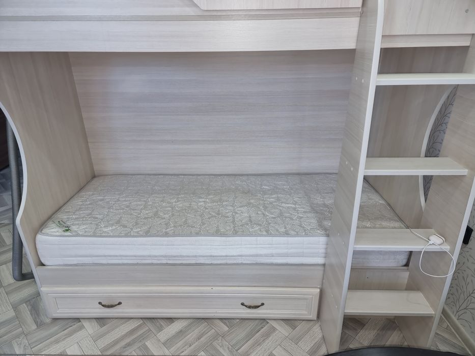 Продам двух ярусную кровать