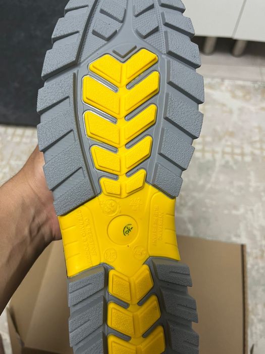 Продам спец обувь размер 41