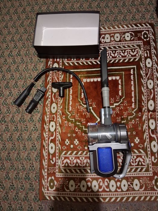 Aspirator de praf ,cu acumulator /accesorii