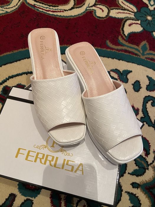 Продам НОВЫЕ шлёпки на платформе