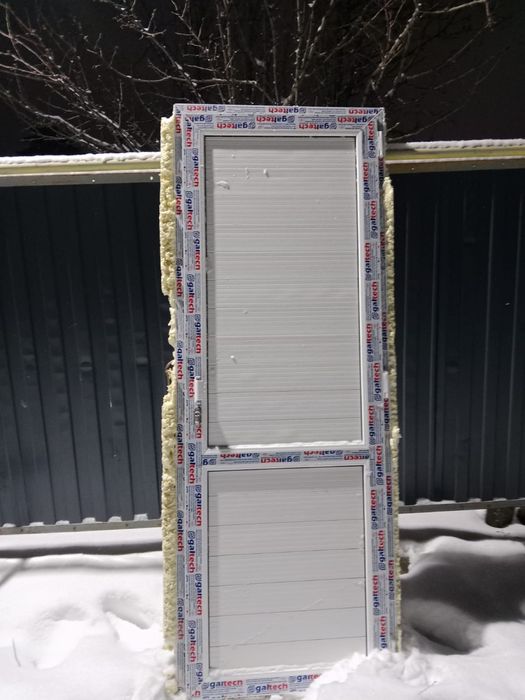 Продам пластиковую дверь