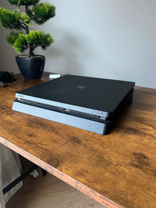 Vând PlayStation 4 Slim de 1TB + 2 controllere