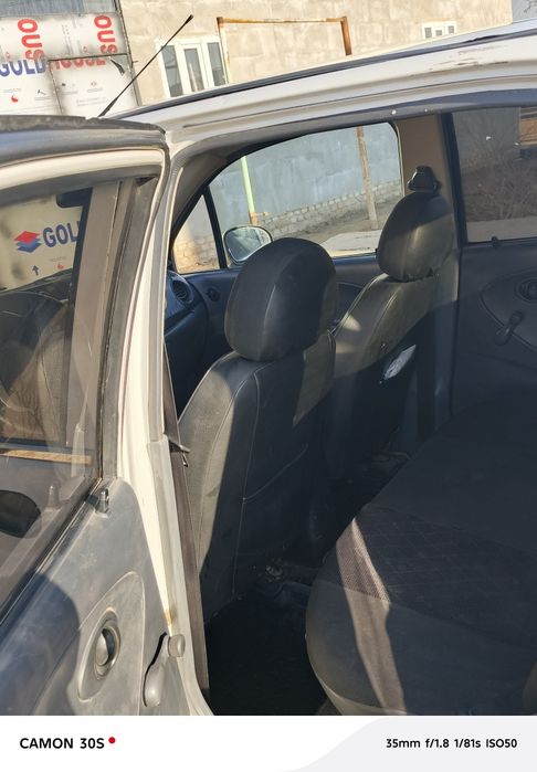 Matiz oq rang kafoli bilan