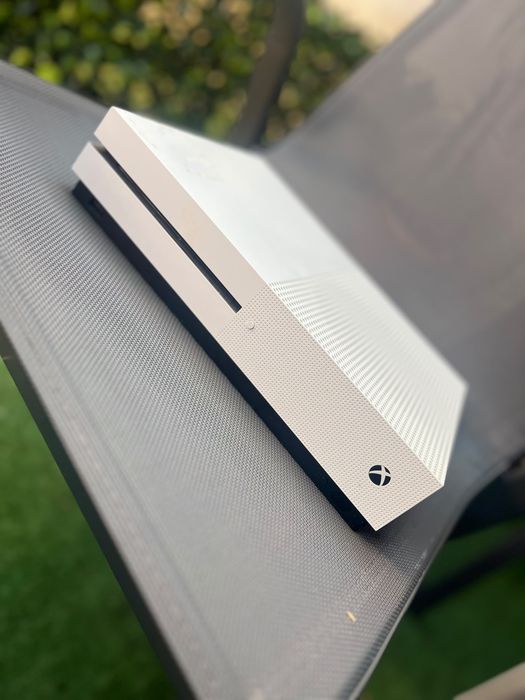 Xbox one S + 2 controllere
