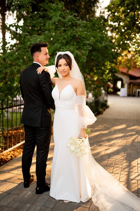 Vând rochie de mireasă elegantă, rafinată și modernă!