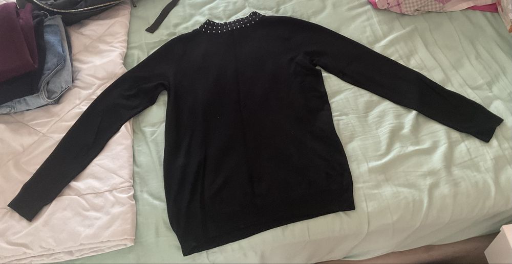 Pulover negru cu aplicații tip pietric