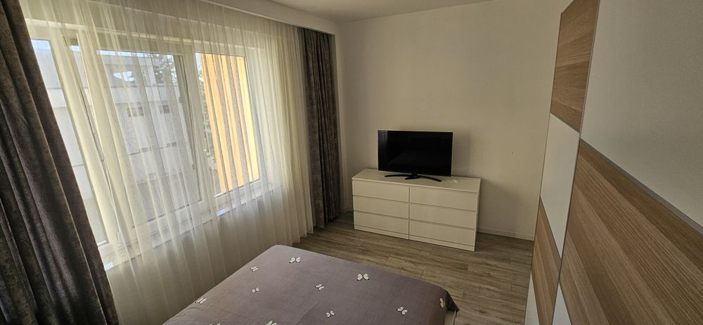 Proprietar închiriez apartament 2 camere, bloc nou, zonă Centrală, cu loc de parcare inclus in curte