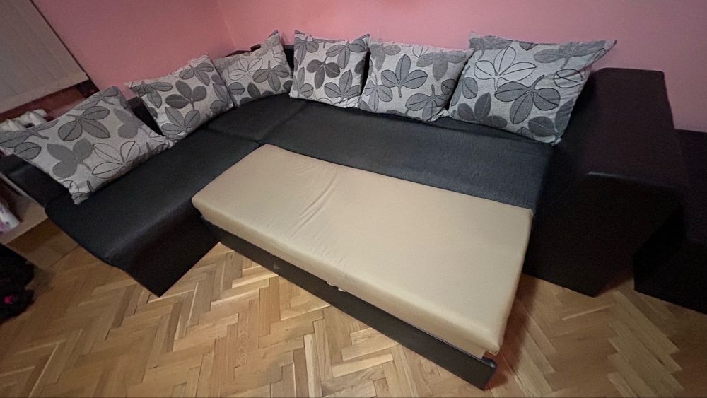 Ъглов диван и холна маса