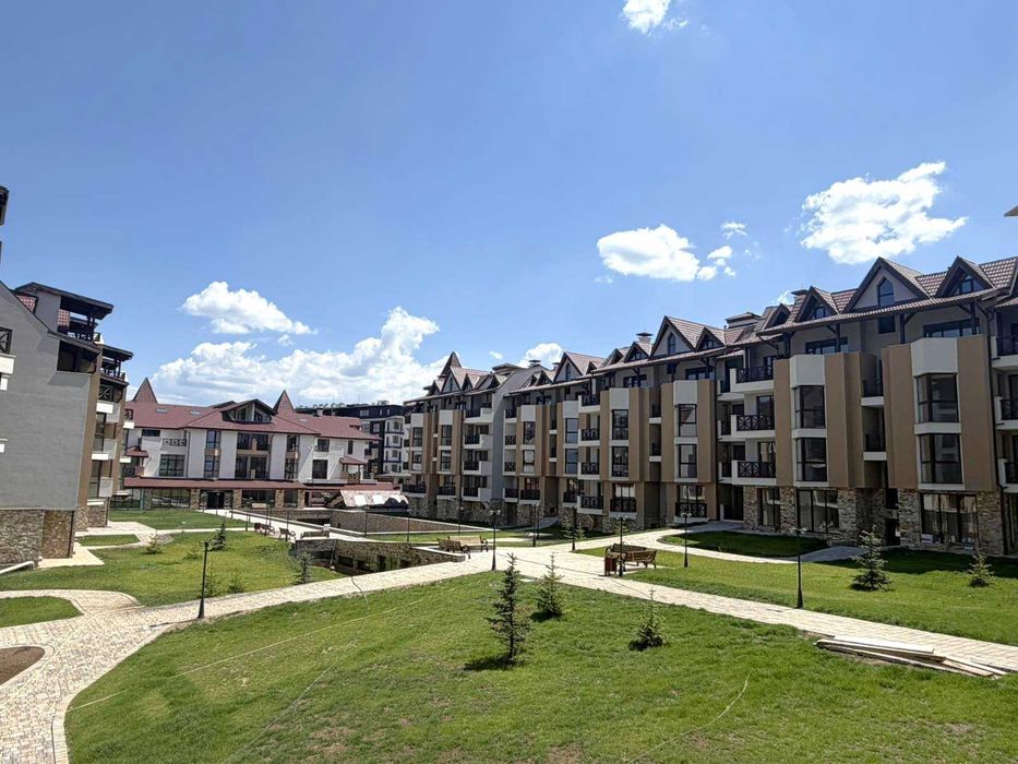 Необзаведен двустаен апартамент за продажба в затворен комплекс Pirin Castle Residence в Банско