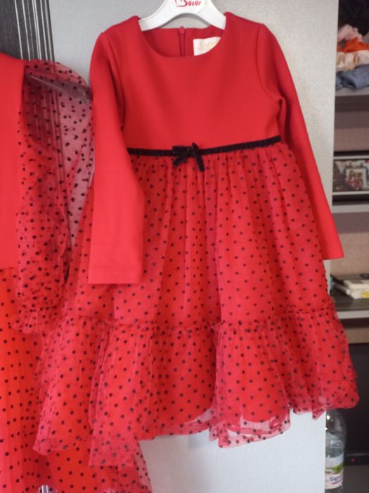 Червени роклички с черни точки /Калинката и черния котарак