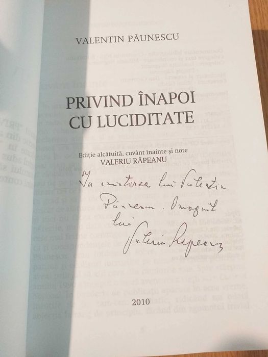 Privind înapoi cu luciditate - Valentin Păunescu - autograf V. Râpeanu