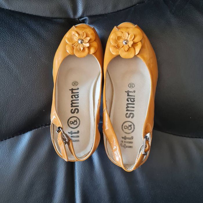 Дамски кожени сандали