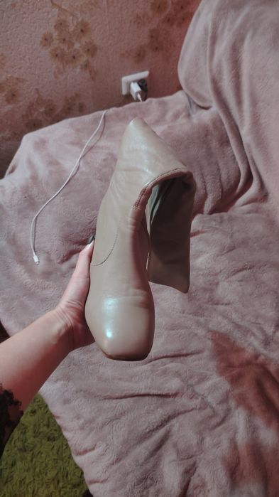 Продам бежевые сапоги