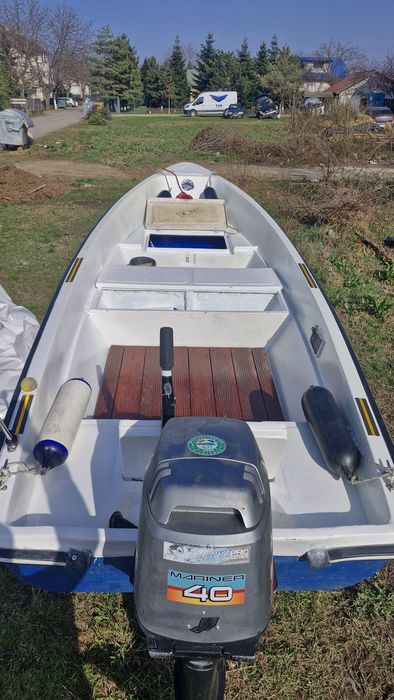 Barca Pescuit si Agrement