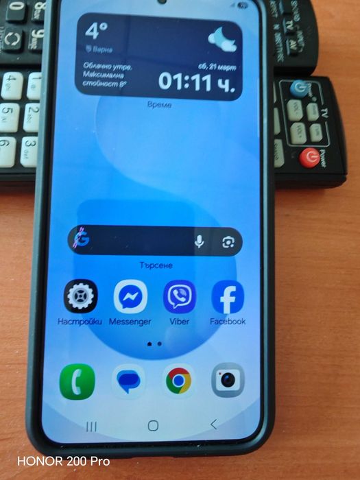 Samsung s25 plus 12/512 с гаранция на 3 месеца и 4 зарядки