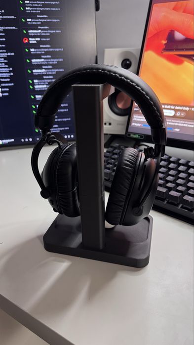 Стойка за слушалки!