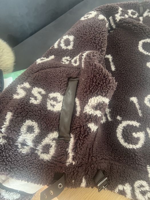 Двулицево яке Guess