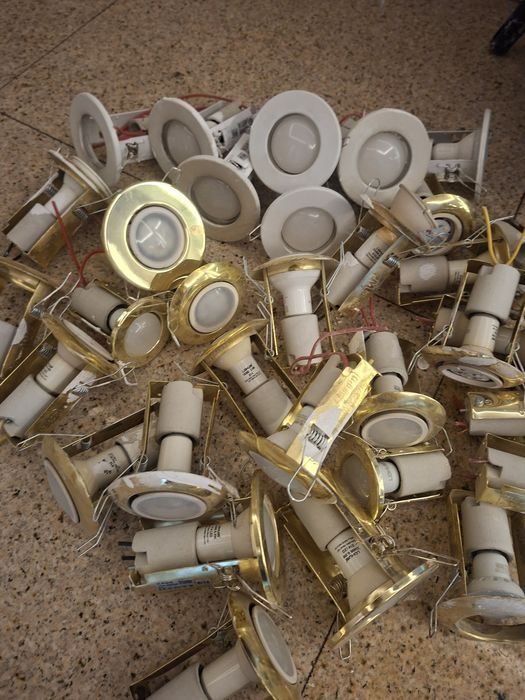 Spoturi cu becuri 32 de bucăți tote la 150lei