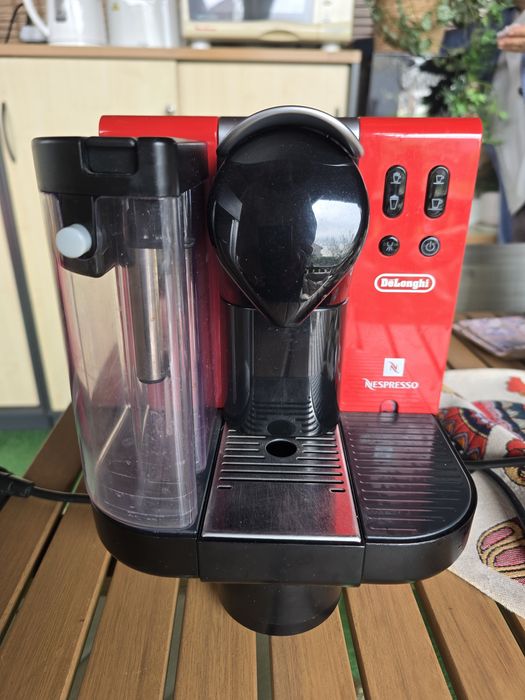 Nespresso DeLonghi cu capsule si spumant pt lapte