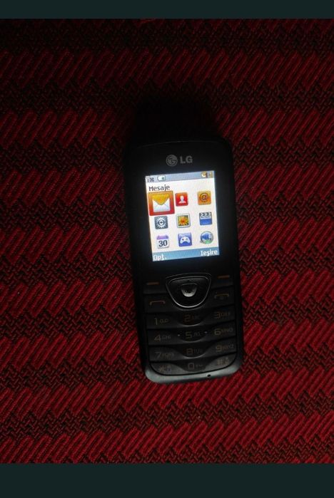 Telefon cu tastatură cu cameră foto video, foarte bine întreținut, arată foarte bine.