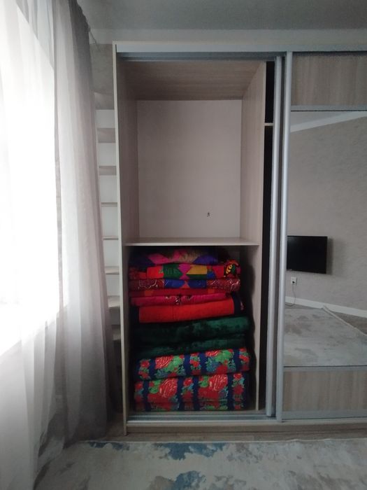 Шкаф светлый и вместительный