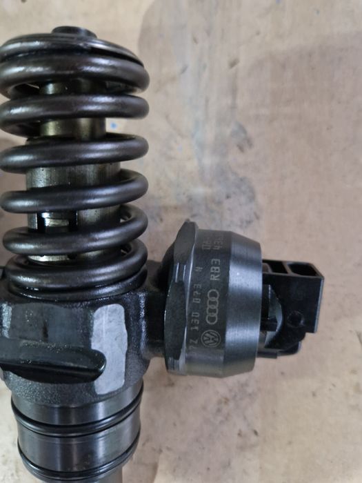 Injectoare VW T5 2.5 cod 07Z130073N