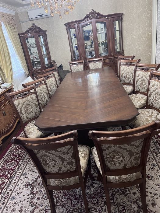 Мебель и стол и стулья