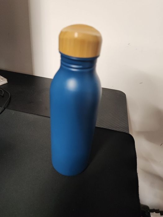 2 termosuri de culori diferite.