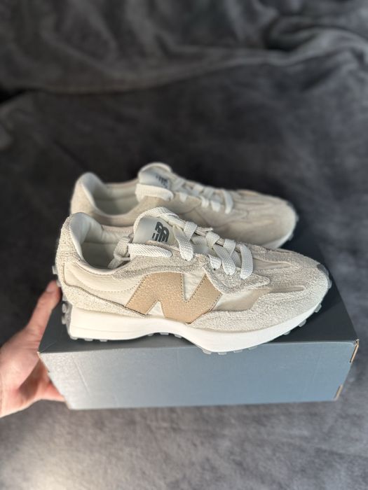 New Balance 327 gri deschis cu logo bej piele intoarsa marimea 40 noi