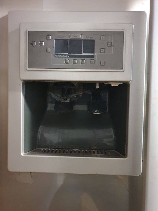 Продавам хладилник Hotpoint