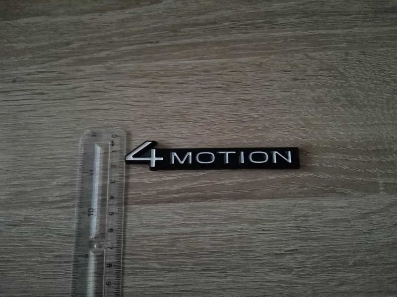Volkswagen 4Motion бяло с черно емблема нов стил