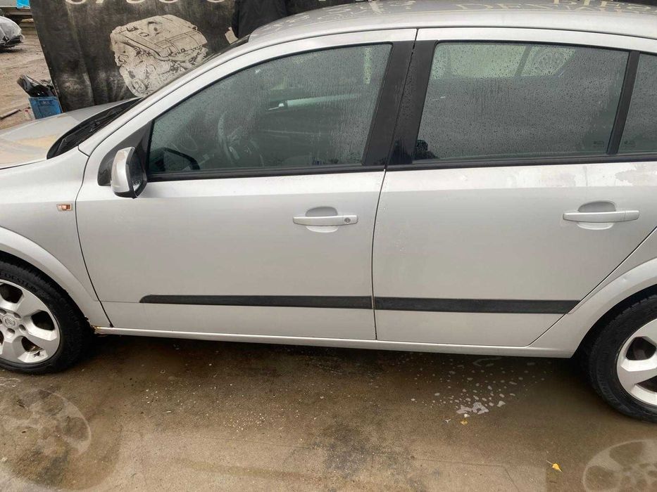 dezmembrez opel astra H 1.7 euro 3/capota astra h/usa astra h
