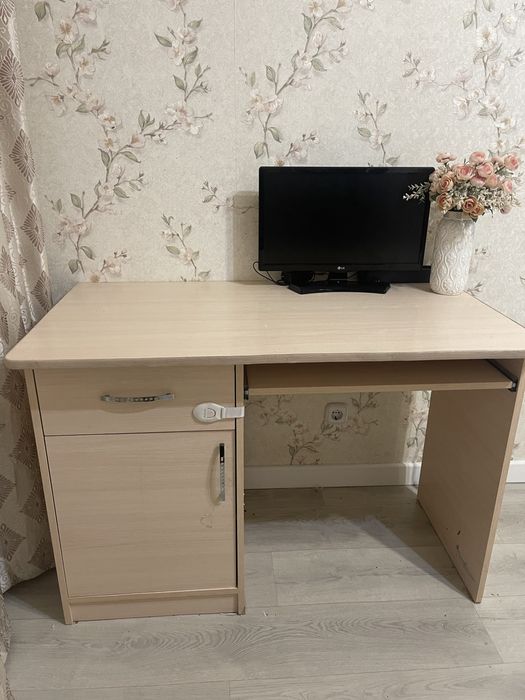 Угловой шкаф, письменный стол