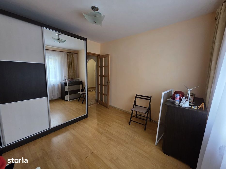 3 camere, decomandat, zona Favorit, parter cu balcon închis termopan