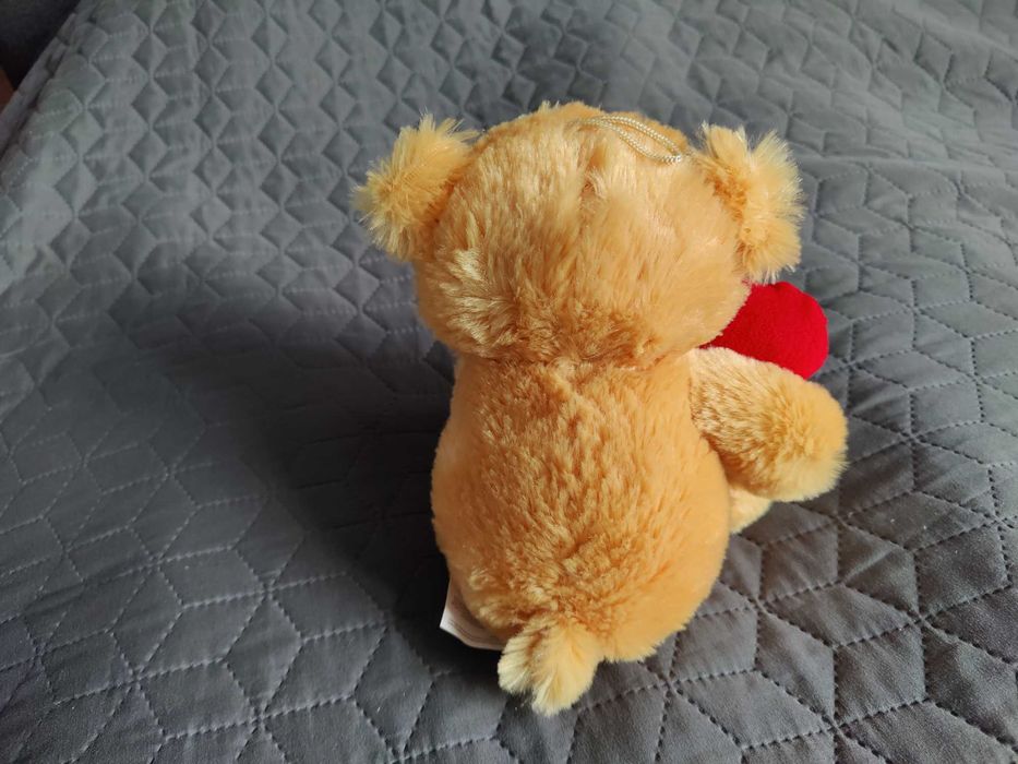 Продавам плюшена мека играчка Мече със сърце - нова