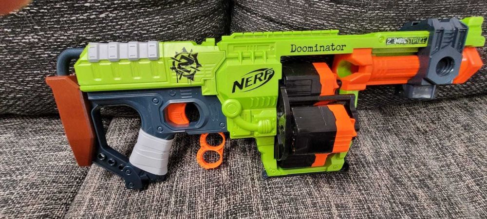 Nerf Doominator ZombieStrike 4 butuci