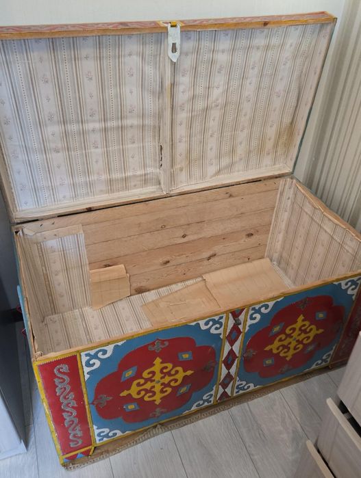Продам Сундук с орнаментами