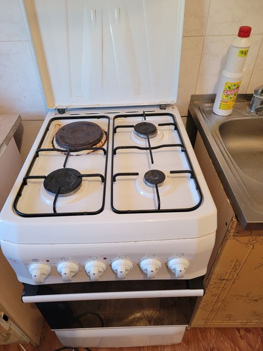 Продаются холодильник,  диван, газ плита