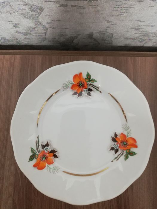 Продам тарелки полупорционные.