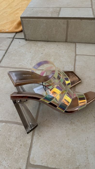 Vand sanda cu toc noi 37 bershka