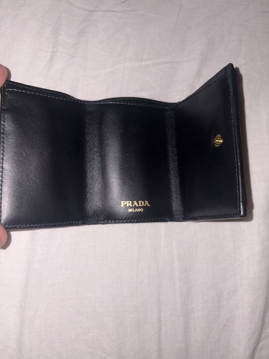 Vând portofel original Prada, model compact tip plic, din piele de vițel texturată Vitello Move 100% original