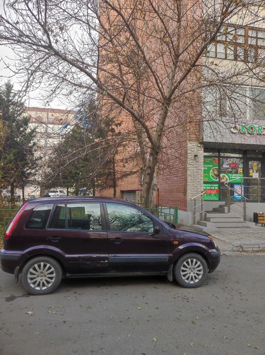 Продам автомобмль  FORD 1.5обьём