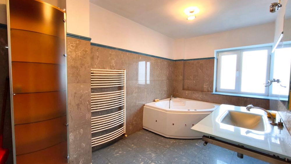 Apartament mare cu 3 camere, 2 bai, Podgoria