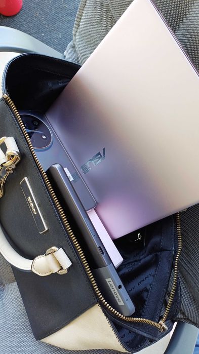 DKNY geanta de piele naturala, NOUA, cumparata din Dubai