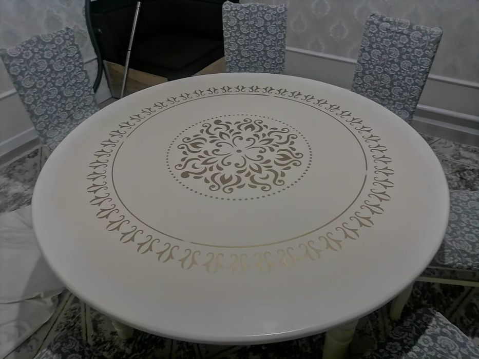 Продаю гостиный стол и стулья