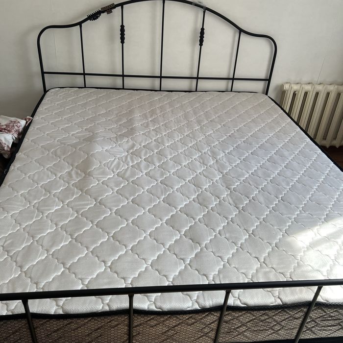 Кровать двуспальная с матрасом