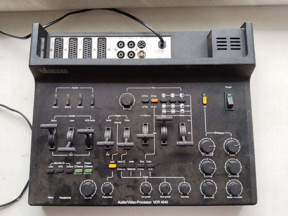 Микшерскии пульт и гитарный усилитель