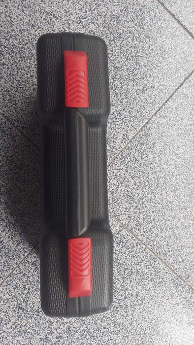 Куфарче пълно с инструменти