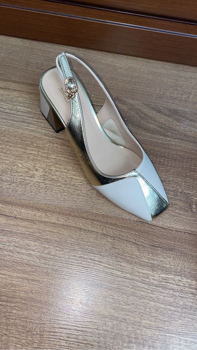 Продам босоножку