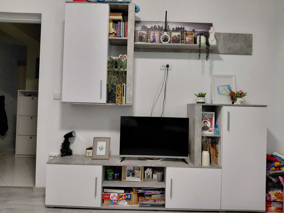 Living alb cu gri antracit